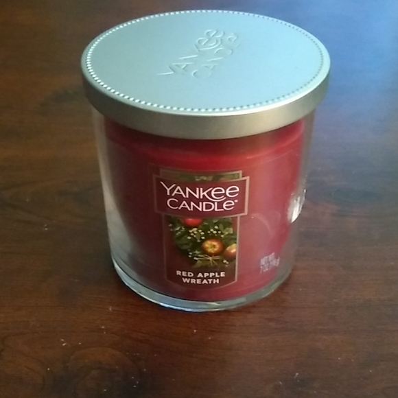 Yankee Candle Other - NWT Yankee Candle Jar Red Apple Wreath